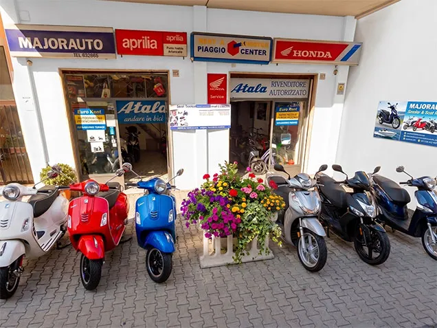 MajorAuto showroom exterior featuring an outdoor display of new scooters and Piaggio Vespas